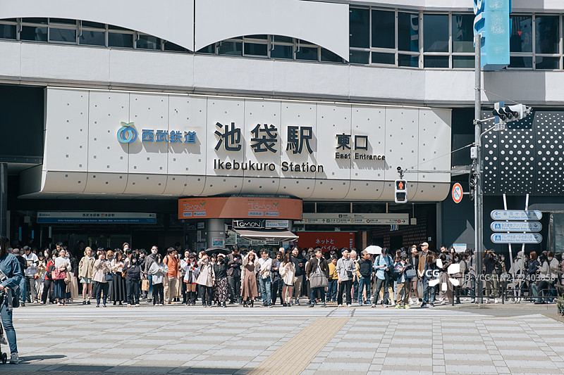 东京池袋站外早高峰时段忙碌的通勤者图片素材