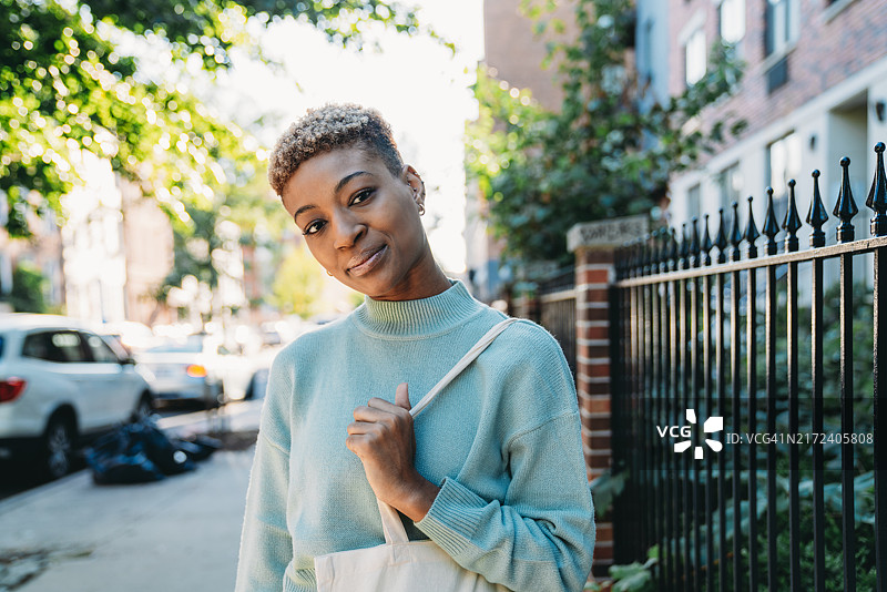 对着镜头微笑的年轻女人像图片素材