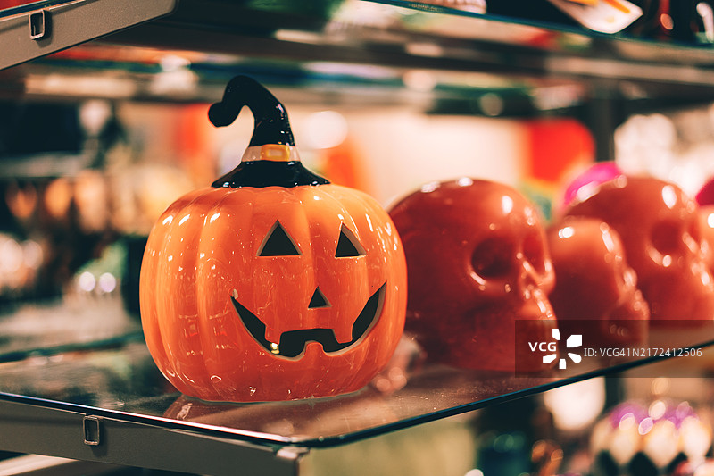 商店里的万圣节和秋季装饰品图片素材