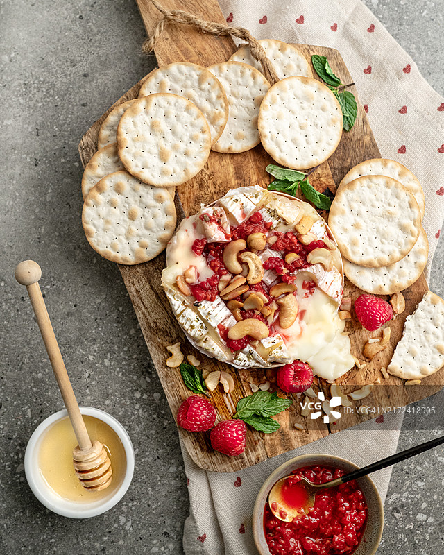 蔓越莓和腰果烤卡门贝尔奶酪图片素材