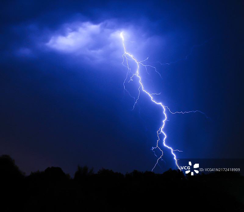 低角度拍摄的空中闪电图片素材
