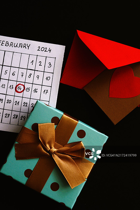 桌子上的礼品盒高角度视图图片素材