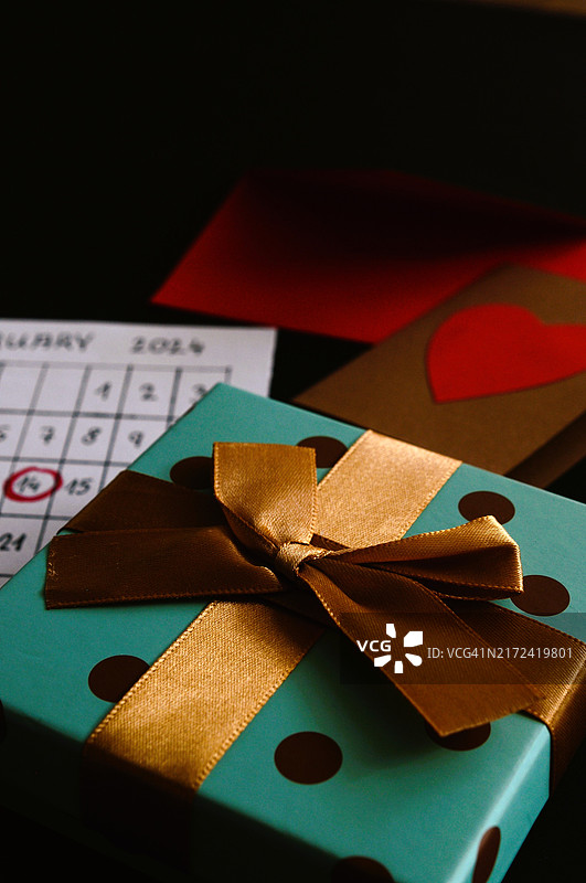 桌子上礼品盒的特写图片素材
