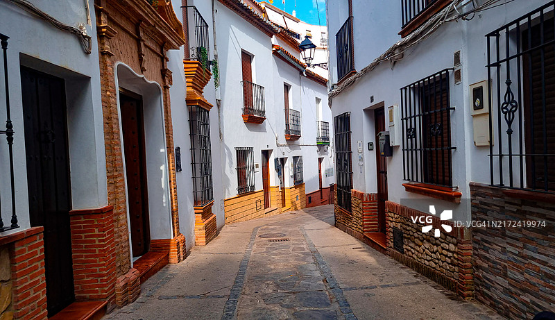 西班牙塞特尼尔：城市建筑中的空巷图片素材