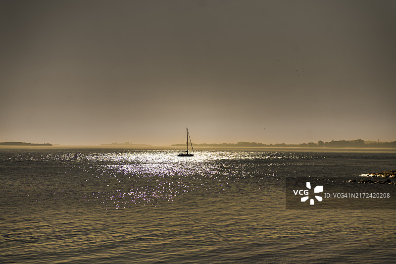 清澈天空下的海洋美景图片素材