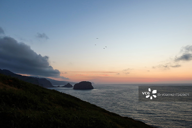 从马奇查科灯塔看到的加兹特鲁加特克斯的暮光图片素材