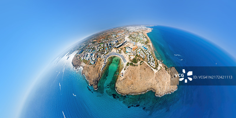 塞浦路斯法马古斯塔区阿依纳帕和沙滩湾鸟瞰图图片素材