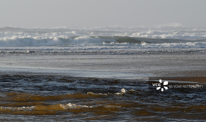 大海对着天空的美景图片素材