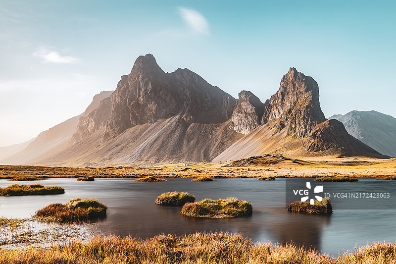 湖泊和山脉在天空下的美丽景色图片素材
