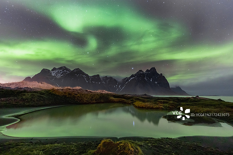 夜空下湖泊的美丽景色图片素材