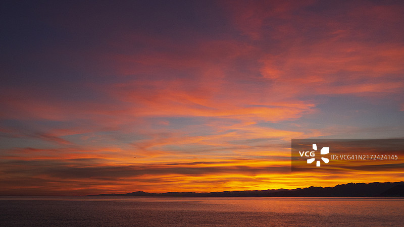 海面与橙色天空的美丽景色图片素材