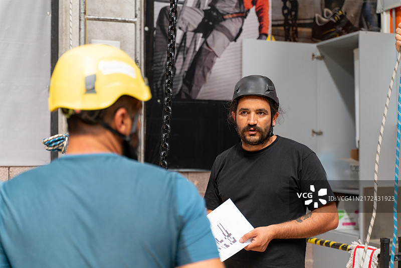 两位工程师在工厂进行工作规划图片素材