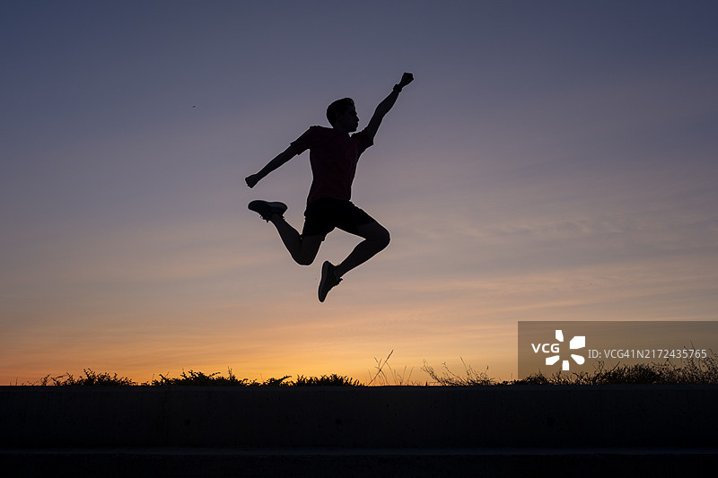夕阳下的运动员图片素材