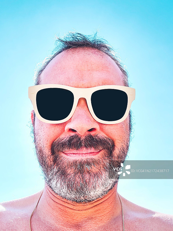 戴太阳镜的中年男人肖像图片素材