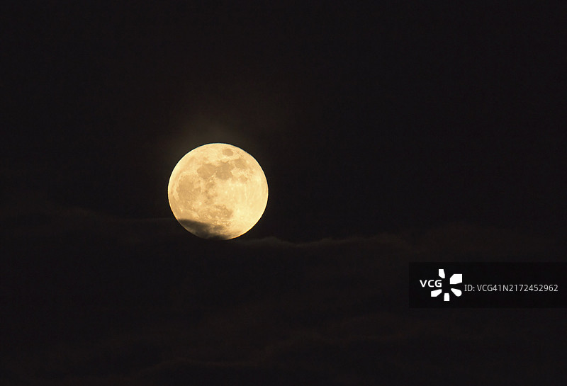 2018年1月31日云层后升起的满月、蓝月、血月和超级月亮图片素材