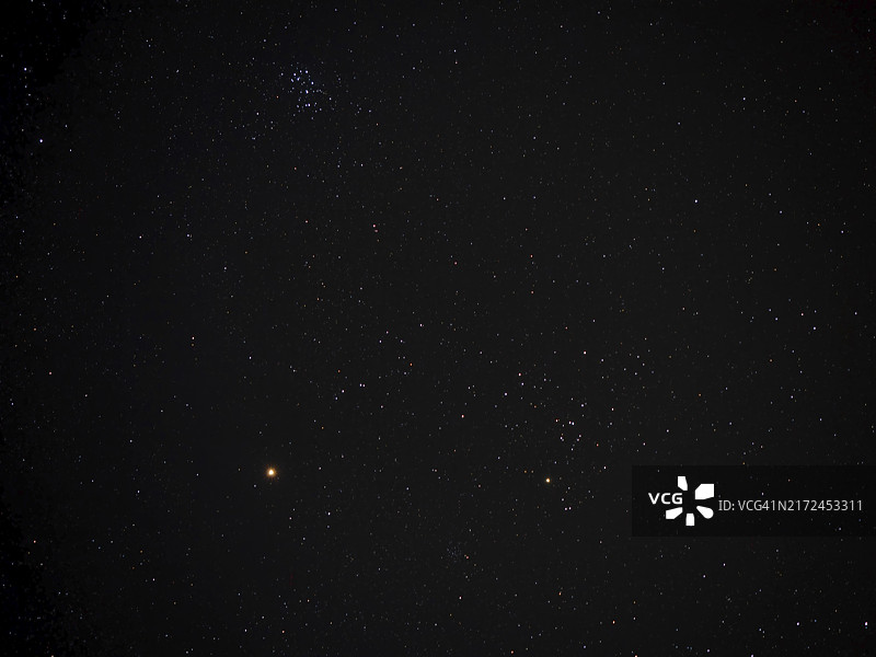 火星、昴星团以及部分金牛座，还有红色巨星毕宿五，在12月苏塞克斯的夜空中图片素材