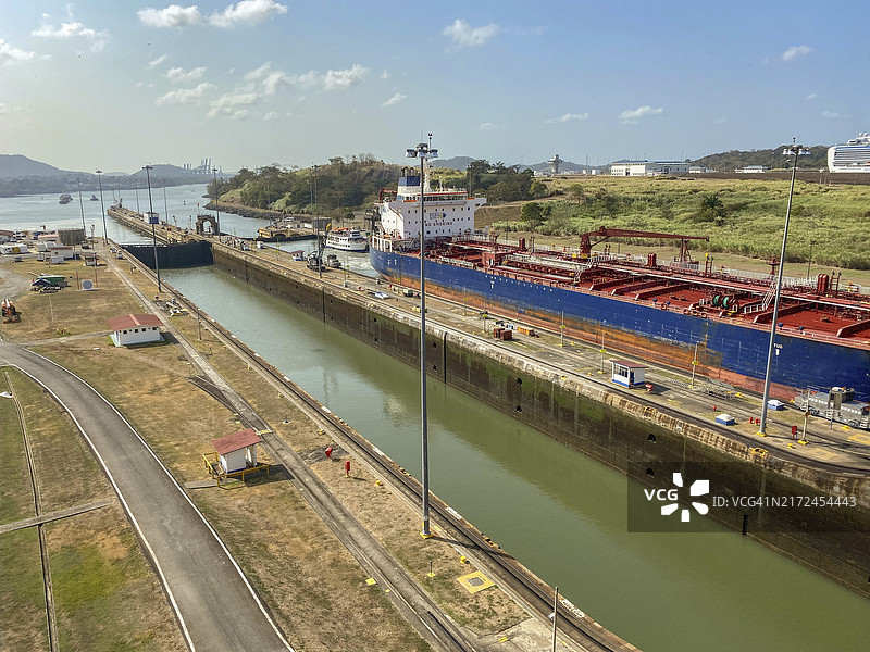 大型货轮通过带船闸的运河，工业环境，巴拿马城，巴拿马运河，巴拿马，中美洲图片素材