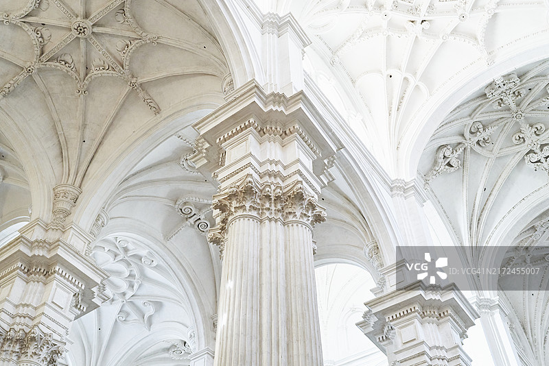 教堂内部支撑屋顶的坚固混凝土柱的仰视正面图图片素材