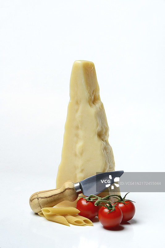 一块含奶酪刀、西红柿和意大利面的帕尔马干酪（意大利，欧洲）图片素材