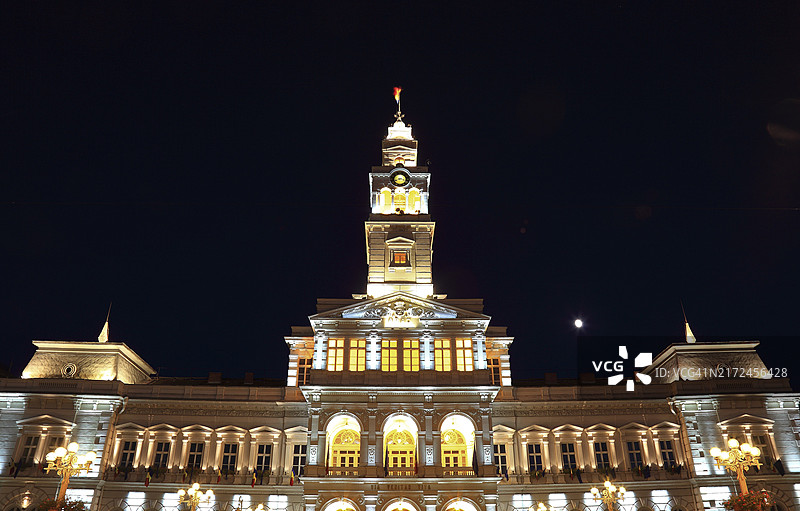 阿拉德市中心市政厅夜景图片素材