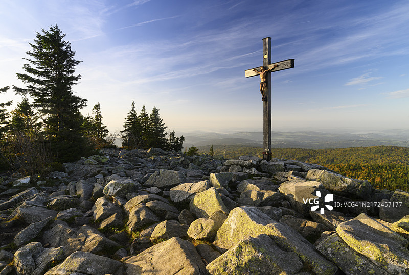 巴伐利亚森林国家公园卢森峰顶十字架，德国图片素材