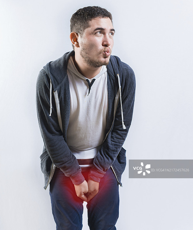 患有膀胱炎和泌尿问题的人.患有尿失禁的年轻人图片素材