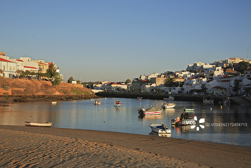 葡萄牙阿尔加维费拉古多和阿拉德河湾的傍晚景色图片素材