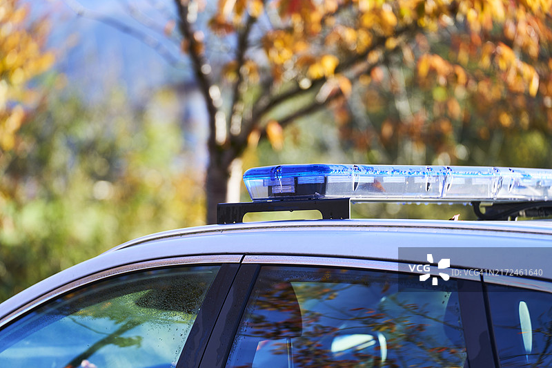 停在街边的警车巡逻灯侧面景观图片素材