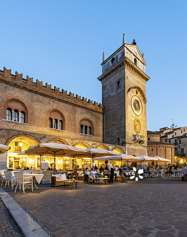 意大利曼托瓦埃尔贝广场的时钟塔和理性宫图片素材