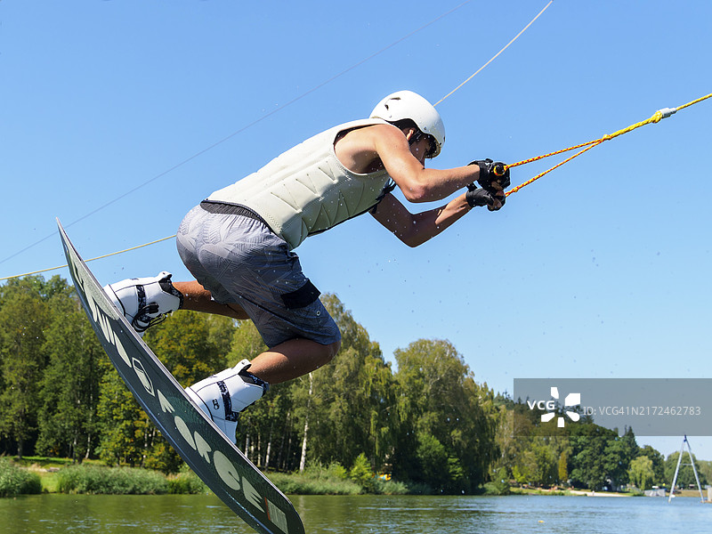 男孩滑水板跳跃图片素材