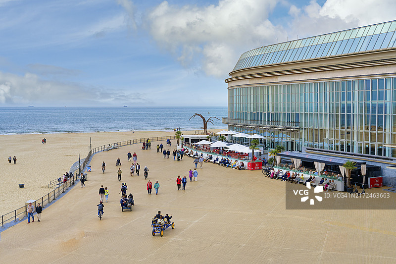比利时奥斯滕德海滨长廊上的休闲人群图片素材