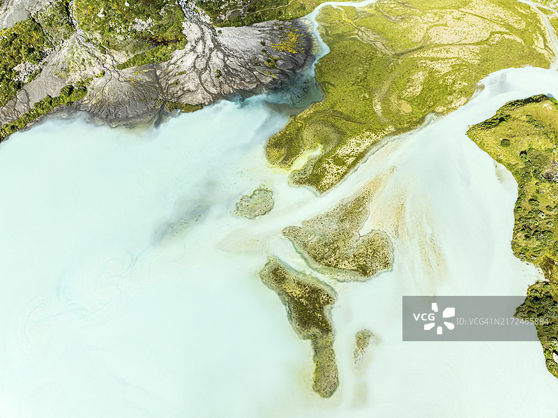 沙托普雷冰川湖，瓦莱州莫伊里冰川下的蓝色河道航拍，瑞士图片素材