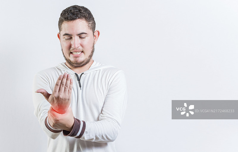 手部关节炎疼痛的人正在揉搓手部图片素材