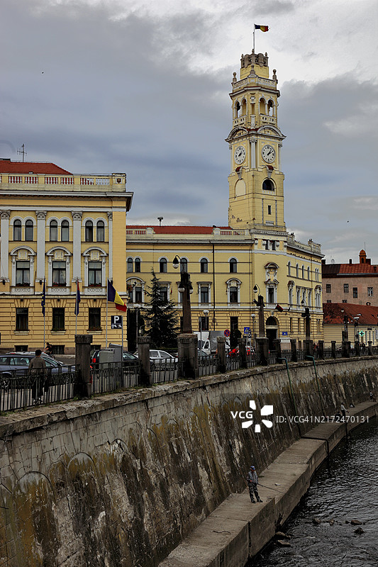 罗马尼亚奥拉迪亚市政厅钟楼与克里苏尔雷佩德河风光图片素材