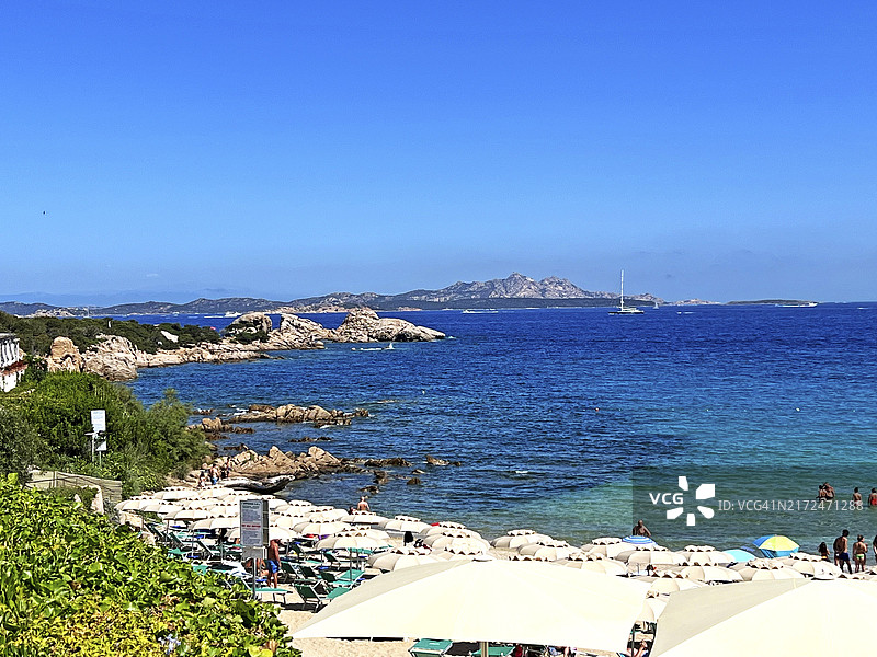 意大利撒丁岛美丽的海湾岩石海滩图片素材