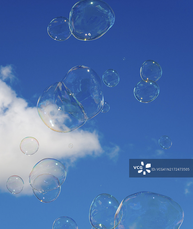在晴朗的蓝天下漂浮的肥皂泡，西班牙，欧洲图片素材