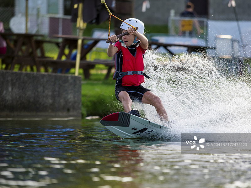 男孩或女孩在尾波公园玩滑水运动图片素材