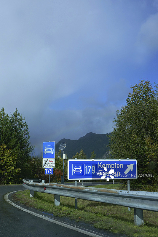 通往 Kempten Füssen 的高速公路路标图片素材