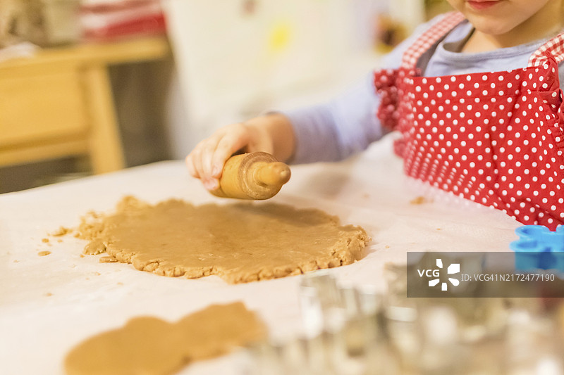 与家人一起烘焙：母女在厨房自制饼干图片素材