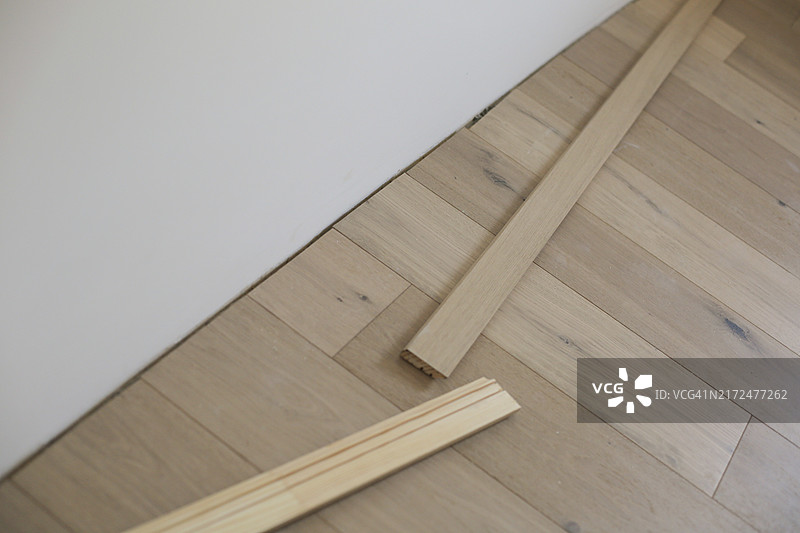 家中安装新强化地板或拼花地板图片素材