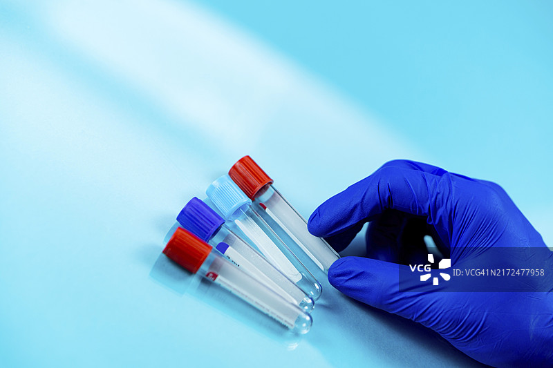 特写：医院或实验室里电脑平板和键盘旁的药品样品瓶图片素材