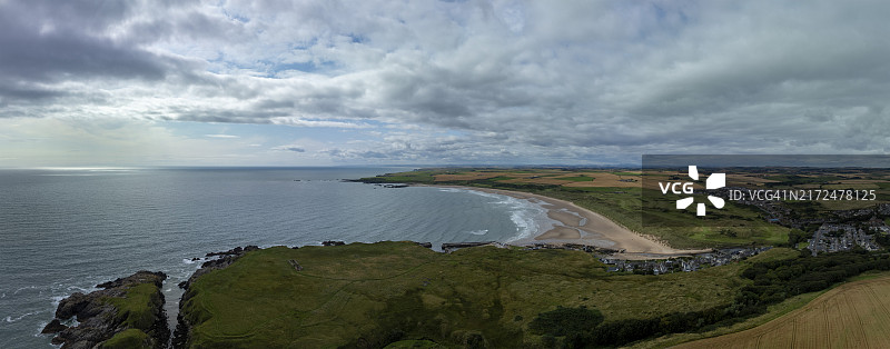 克鲁登湾沙滩无人机航拍，英国苏格兰阿伯丁郡彼得黑德图片素材