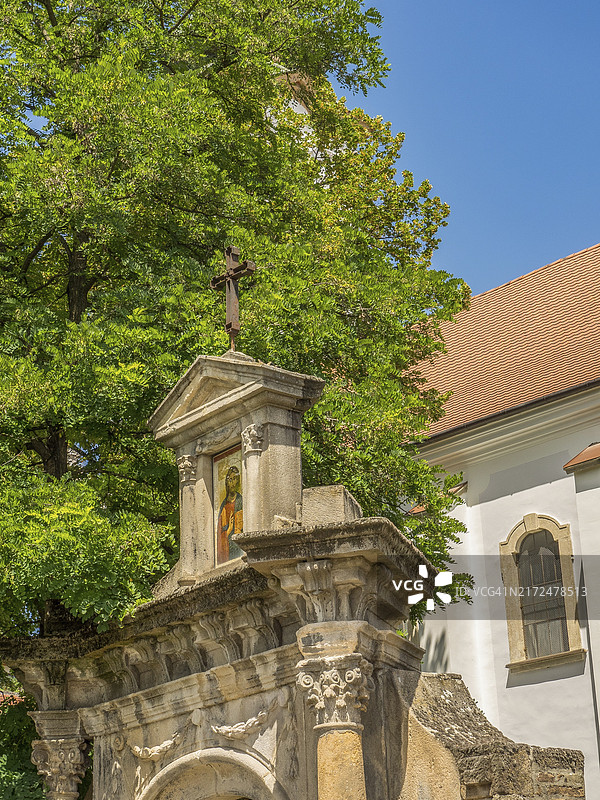 匈牙利埃斯泰尔戈姆：教堂前的石头十字架纪念碑图片素材