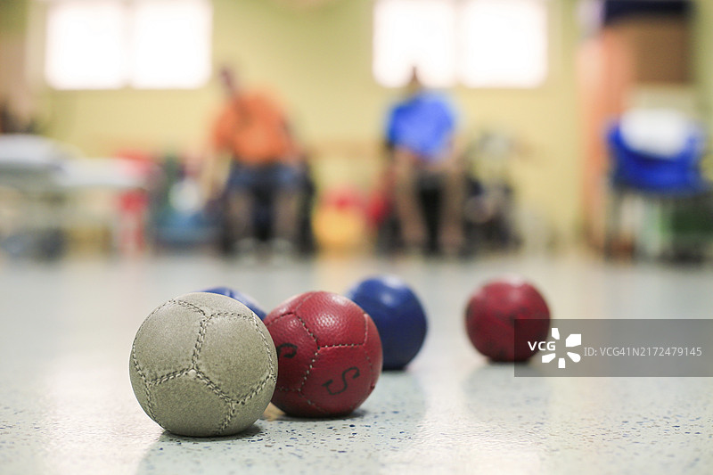 坐在轮椅上训练的残疾人地掷球运动员。小球特写图片素材