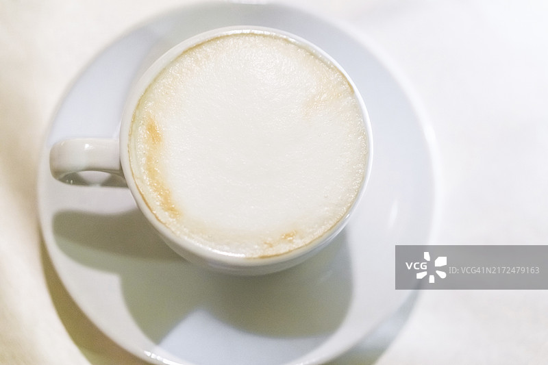 白色背景玻璃杯中的热咖啡图片素材