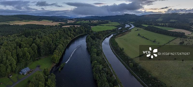 黄昏时分的两条河臂，无人机拍摄，尼斯河，因弗内斯，苏格兰，英国图片素材