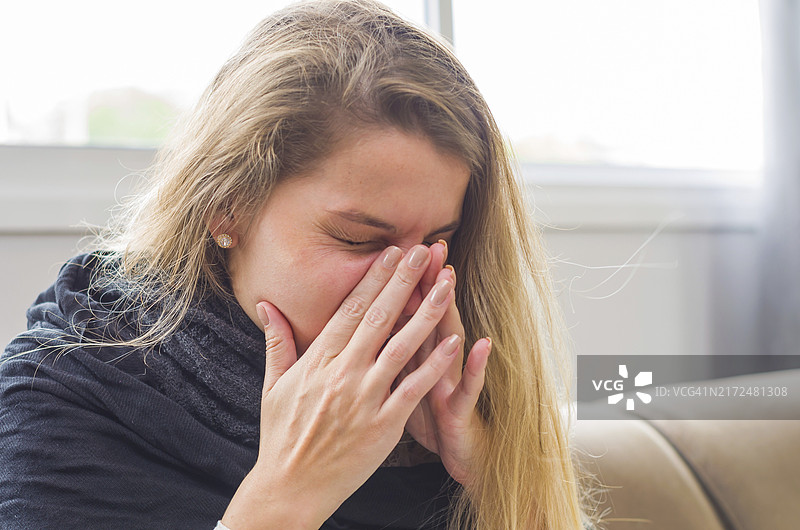 过敏、鼻炎、咳嗽概念：年轻金发女子咳嗽图片素材