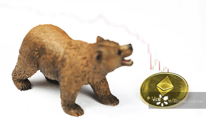 白色背景上的以太坊价格暴跌和下跌的熊市趋势概念图片素材