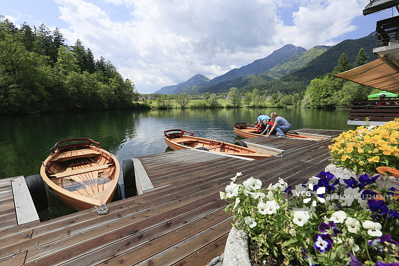 斯洛文尼亚Preddvor：克尔纳瓦湖和卡拉万克山脉的壮丽景色图片素材