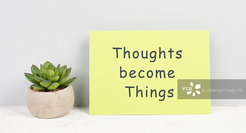想法变成现实，站在纸上，积极思考和激励概念，相信愿景图片素材